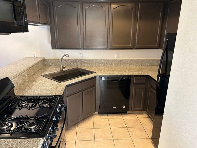 Building Photo - GREAT & SPACIOUS 2BD 2BA CONDO FOR LEASE!