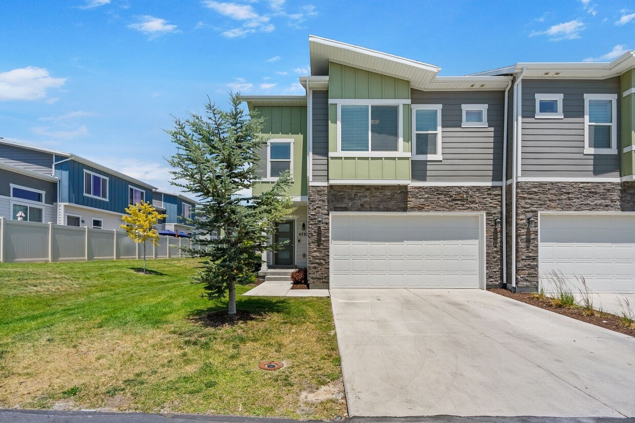 Primary Photo - Stunning Row End Townhome In Great Location!
