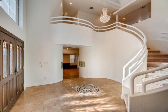 Foto del edificio - BEAUTIFUL 4 bedroom home with 2 Primary be...