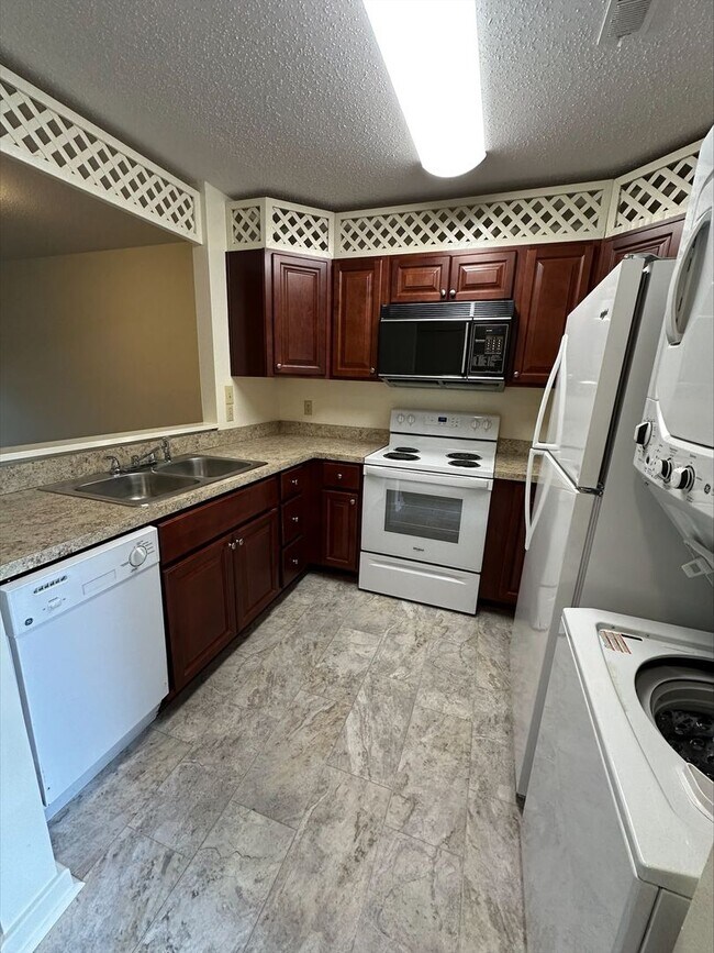 Building Photo - 2 Bed 1 Bath Condo