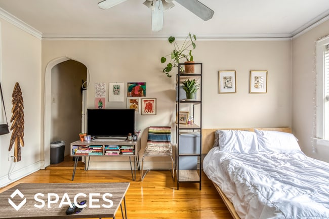 Building Photo - bedroom in Chicago IL 60657