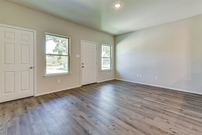 Building Photo - 407 E Avenue G