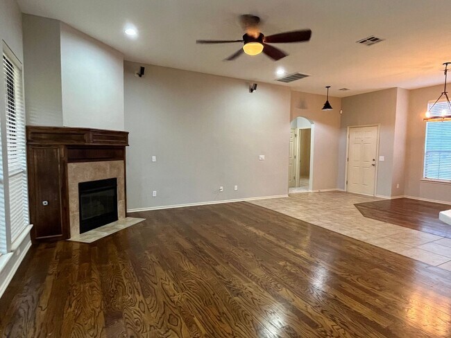 Foto del edificio - Gorgeous 4 Bed 2 Bath In Edmond