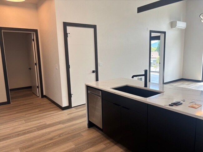 Foto del edificio - Modern Midtown Living | 2 Bed, 2 Bath Near...