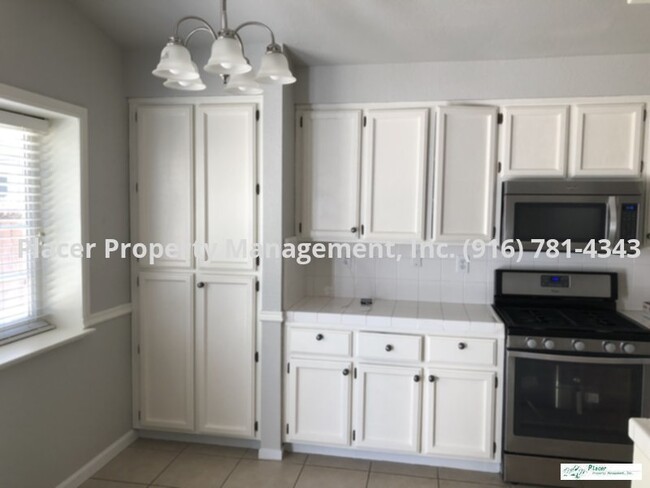 Building Photo - Single story 4 bedroom 2 bath 3 car garage...