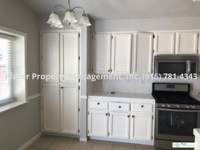 Foto del edificio - Single story 4 bedroom 2 bath 3 car garage...
