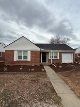 Building Photo - 1971 Roslyn St