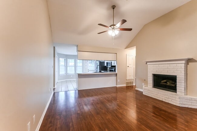 Foto del edificio - 5819 Waverly Dr