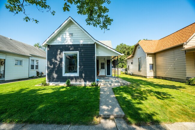 Building Photo - 844 River Ave