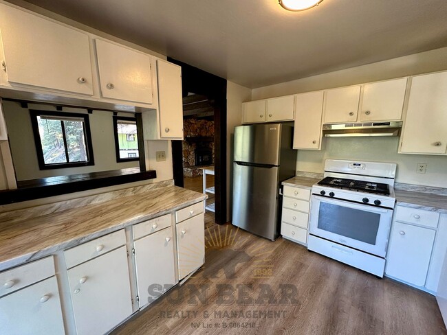 Building Photo - 3 Bedroom Home near Diamond Peak! Allows a...