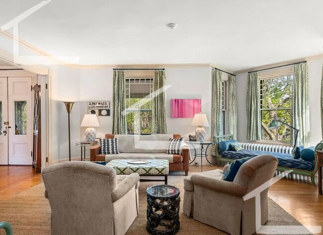 Building Photo - Victorian Brookline Home in Sought-after P...