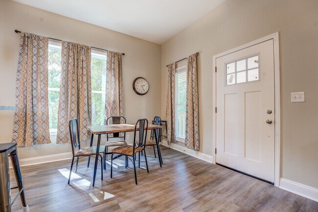 Building Photo - Spacious 3 Bedroom Home located in Histori...