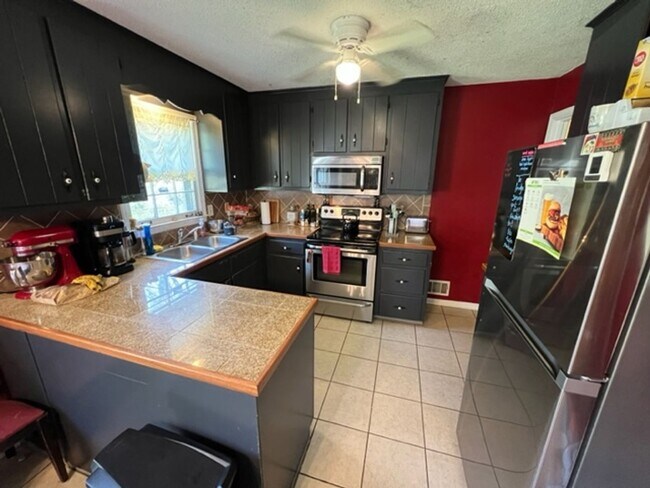 Building Photo - Beautiful 3 Bedroom Home Near Campus and D...