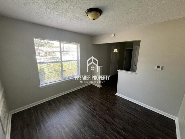 Building Photo - 4990 Applewood Dr