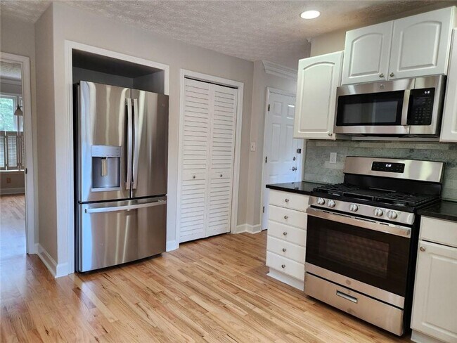 Building Photo - 5079 Bridgeport Way NW
