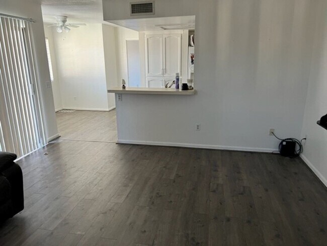 Building Photo - Single 1 BR 1BR Recent Remodel w/POOL & SP...