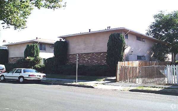 Building Photo - 3322 Y St