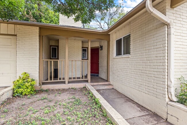 Foto del edificio - Charming Home Awaits: Spacious & in a Prim...