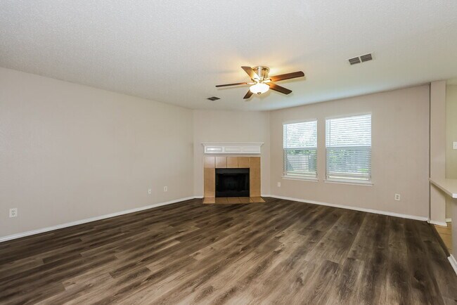 Foto del edificio - 7024 Lake Jackson Dr