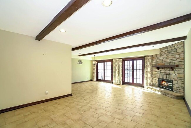 Building Photo - 16 Club Dr S