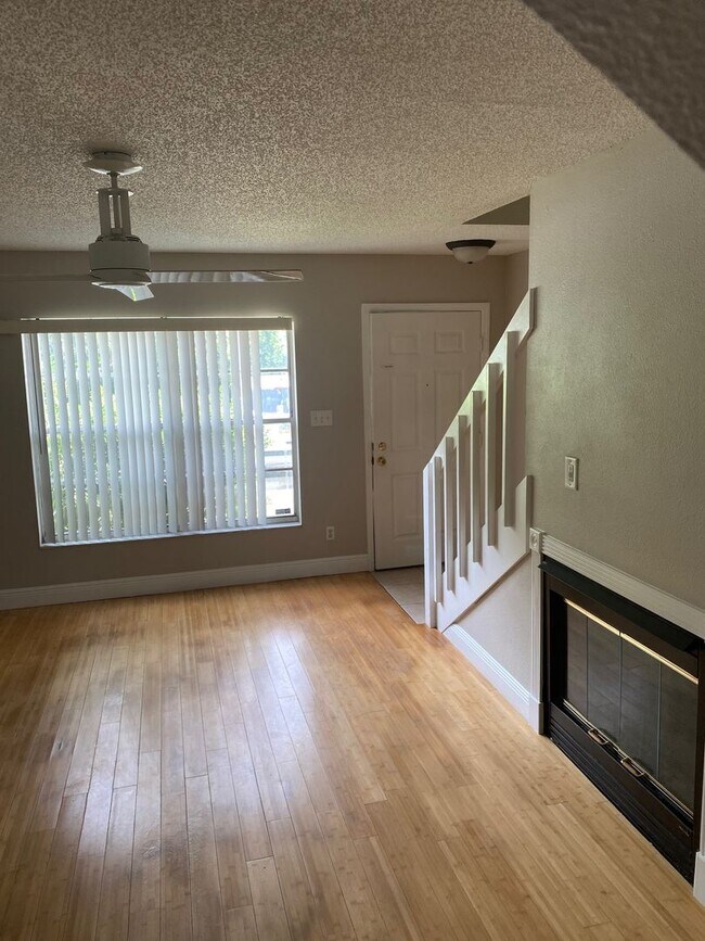 Foto del edificio - 2/1.5 Townhome Wth Fireplace! Across From Torasco Park! Perfect For Family!