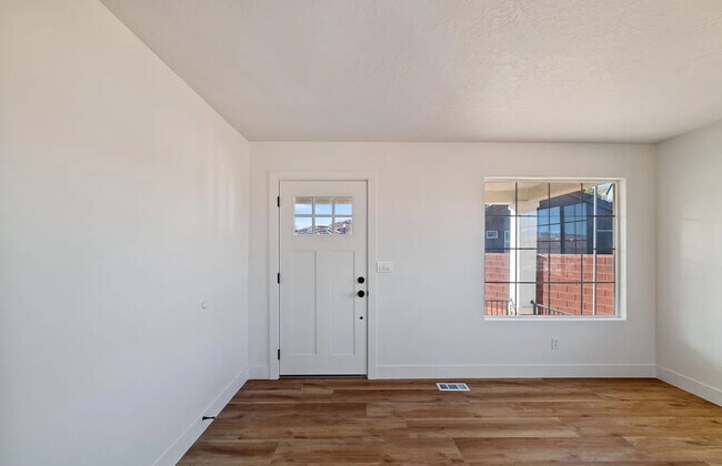 Living Room - 2280 W Vista Ct