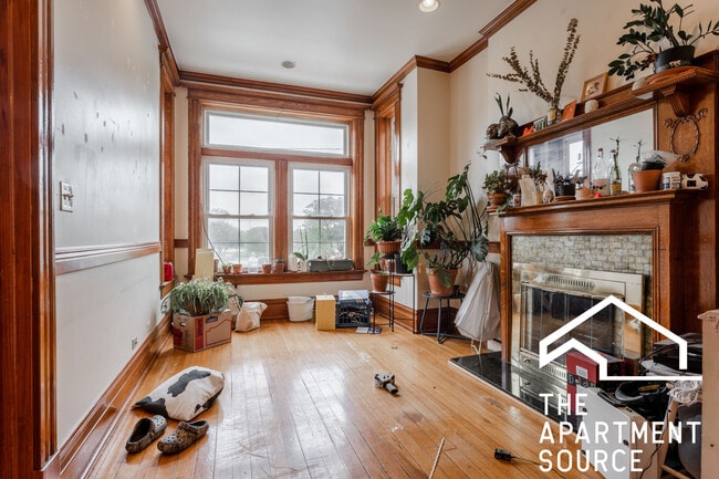 Building Photo - 3044 N Western Ave