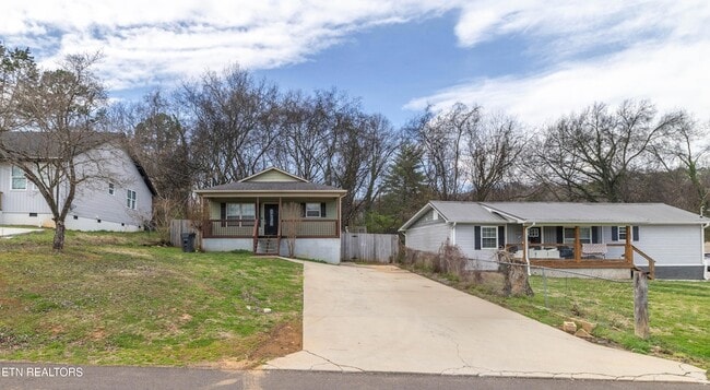 Photo - 2013 Paris Rd NW House