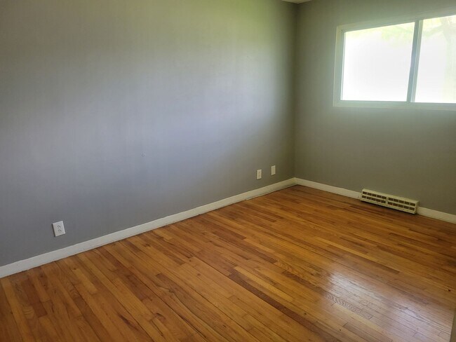 Building Photo - Cute 2 bedroom!