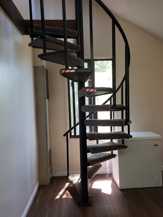 Building Photo - 2256 S Lake St