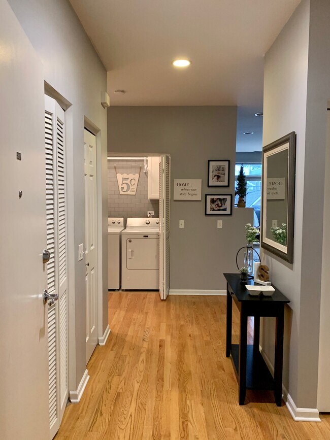 Entrada principal - 2040 W Belmont Ave