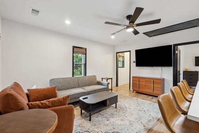 Foto del edificio - 309 N McLean Blvd