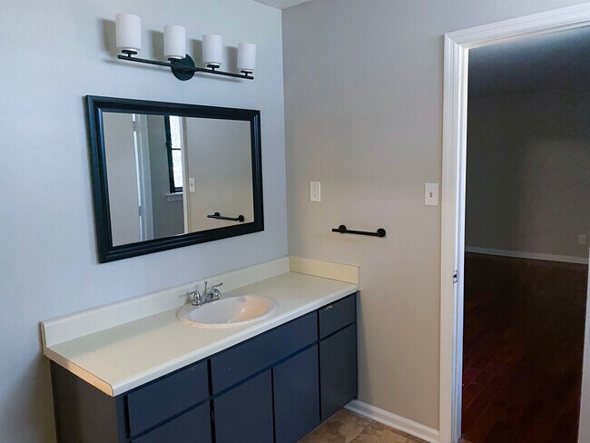Baño completo - 1484 Cedar Heights Dr