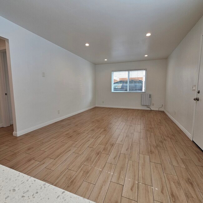 Foto del edificio - 1845 N Vulcan Ave