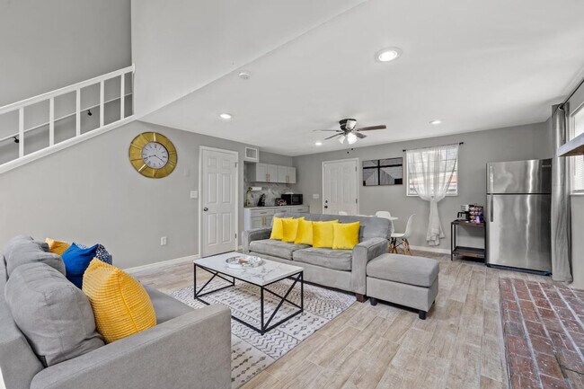 Building Photo - 4314 E Henry Ave