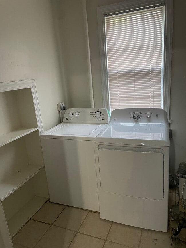 Building Photo - Perfect Home a Block from Mary Munford