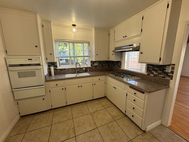 Building Photo - 3 Bedroom Single Level Home in Foothills o...