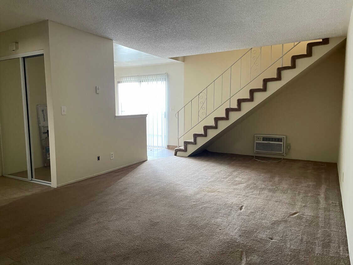 Primary Photo - 2040 N Derek Dr