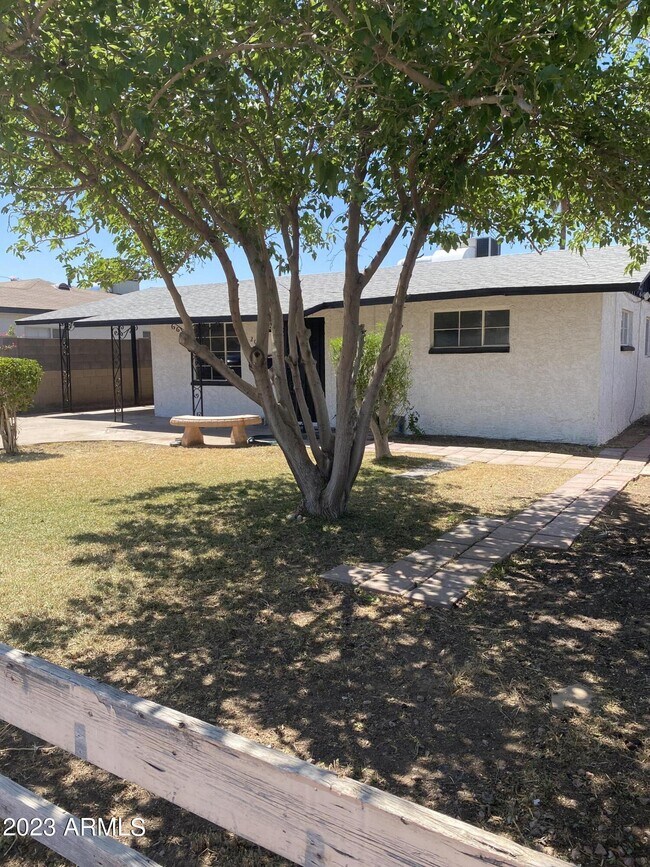 Foto del edificio - 2089 E Don Carlos Ave