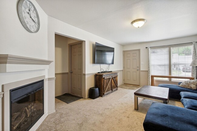 Building Photo - Available Now: Charming 3-Bedroom Home wit...