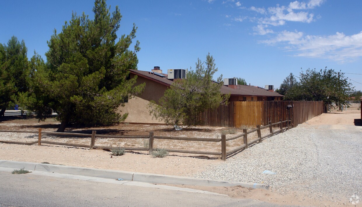 Foto del edificio - 13061 Mohawk Rd