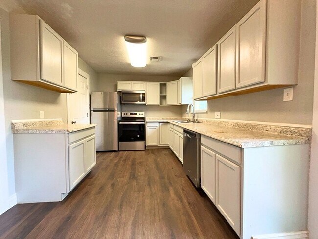 Building Photo - 2709 NW Hilltop Dr