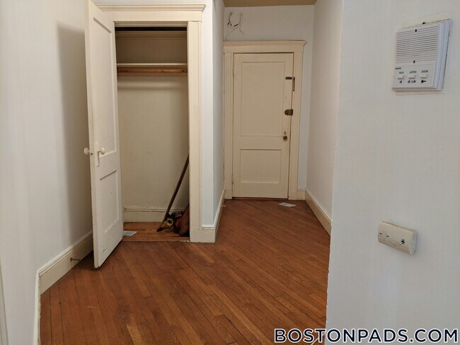 Building Photo - 143 Park Dr