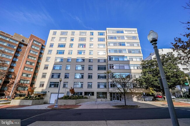 Foto del edificio - 2401 H St NW