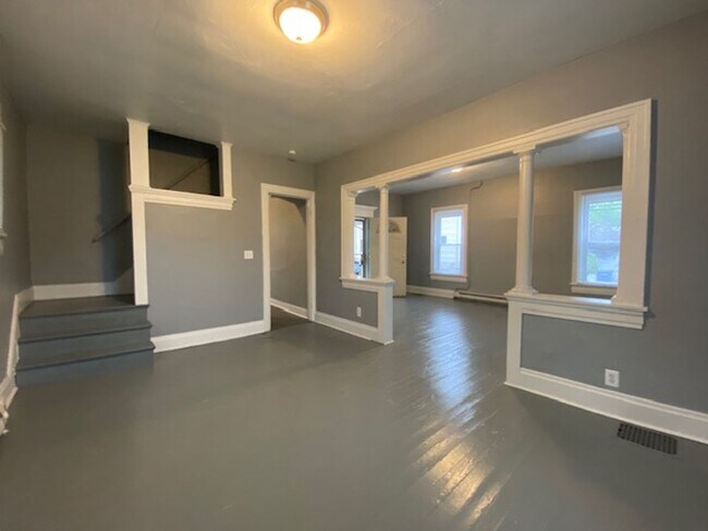 Foto del edificio - Two bedroom, one bathroom single home in D...