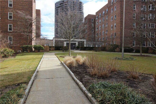 Building Photo - 112-20 72nd Dr