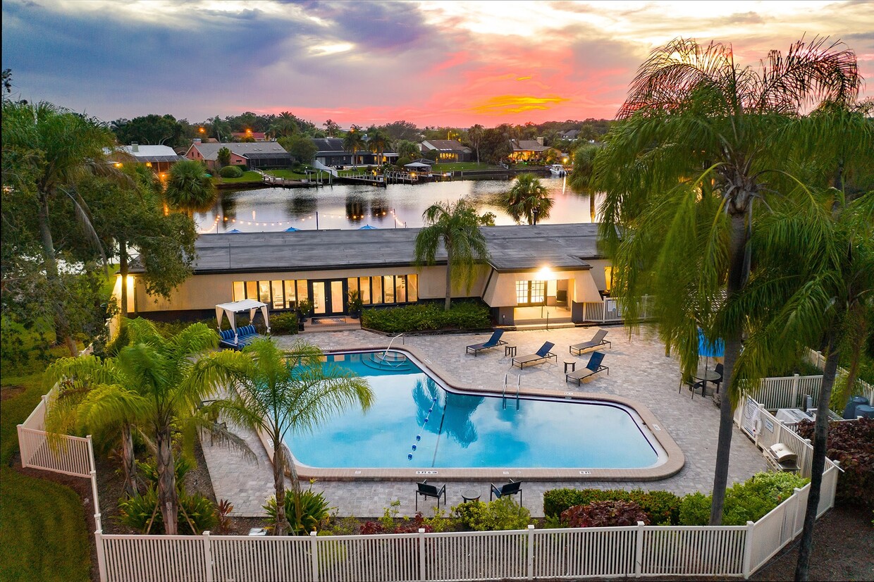 Vista aérea de nuestra piscina estilo resort - Waterview at Rocky Point Apartments