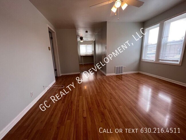 Building Photo - ** PRIVATE APARTMENT / ONE LEVEL LIVING / ...