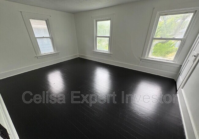 Foto del edificio - 2121 Riedmiller Ave