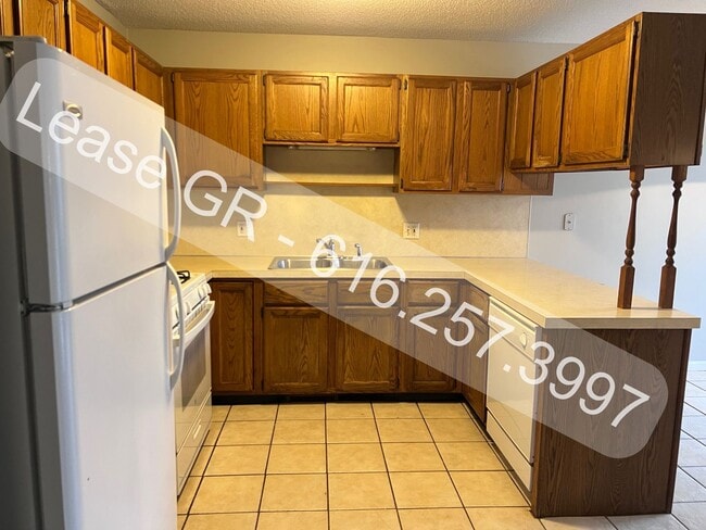 Foto del edificio - Recently Updated 4 Bedroom Duplex!